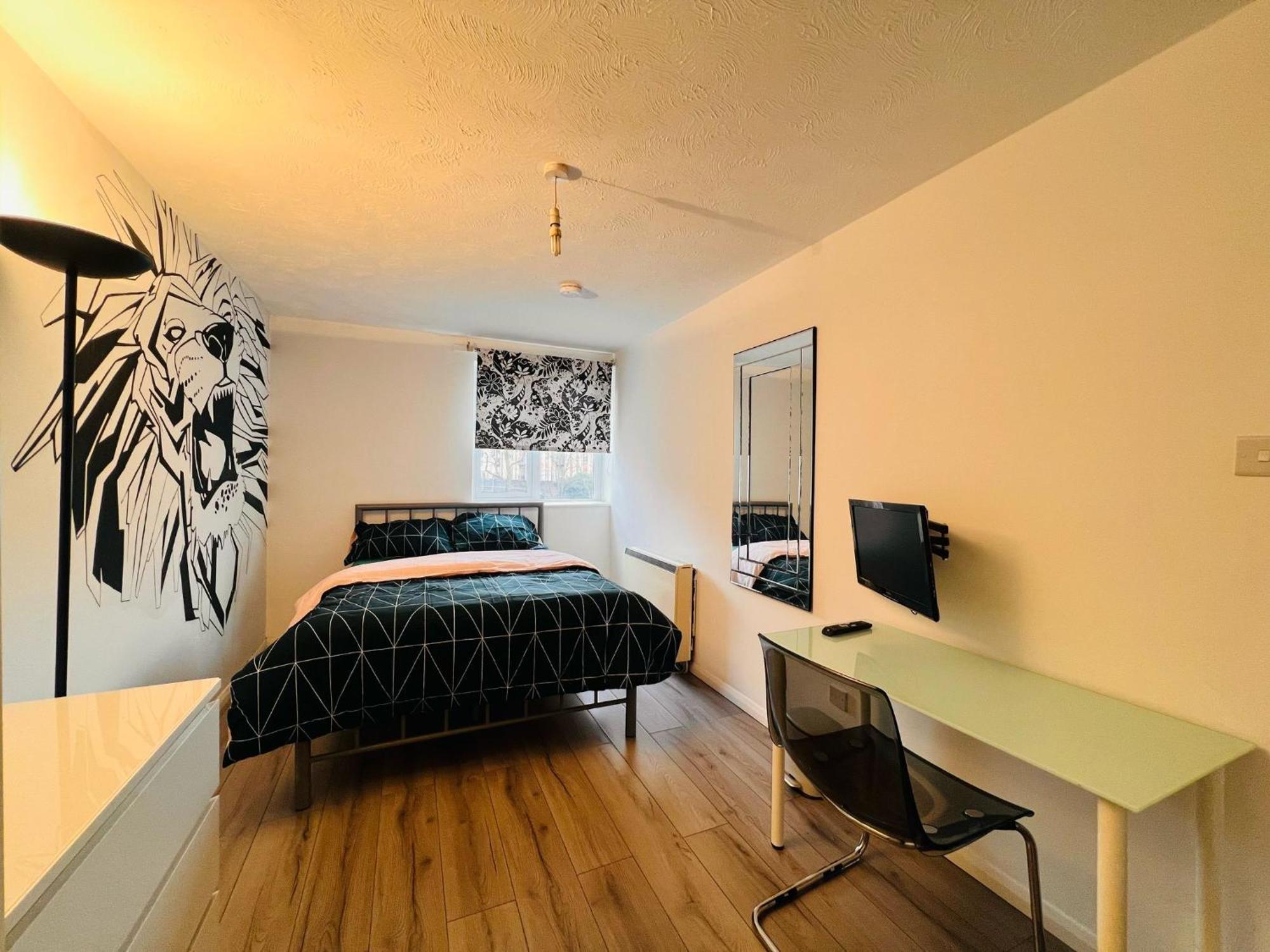 Charming 3-bedroom, Bow, Londra