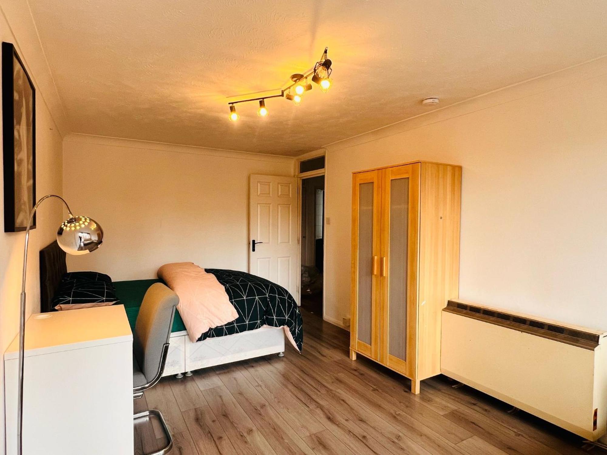Charming 3-bedroom, Bow, Londra