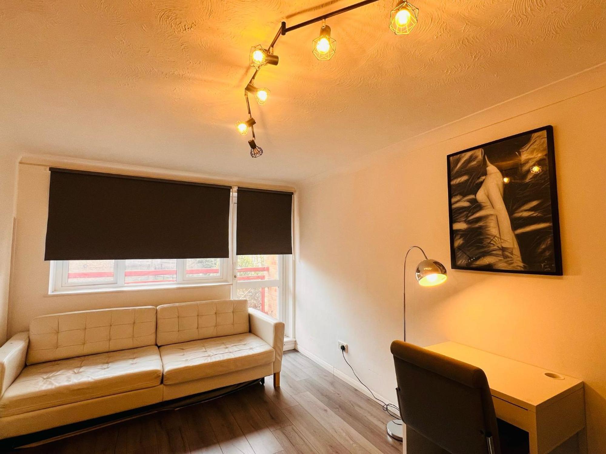 Charming 3-bedroom, Bow, Appartamento Londra