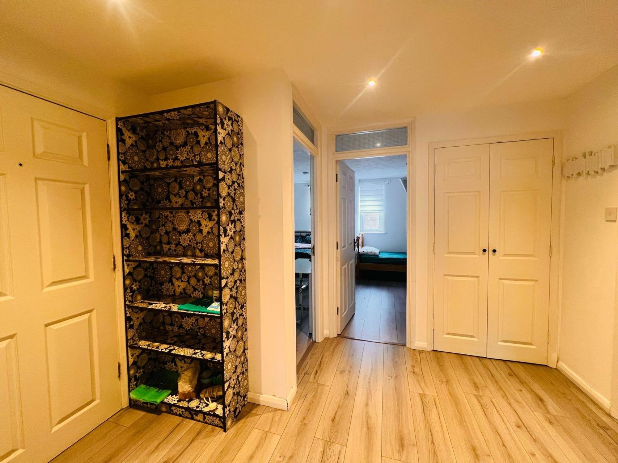 Charming 3-bedroom, Bow, Londra