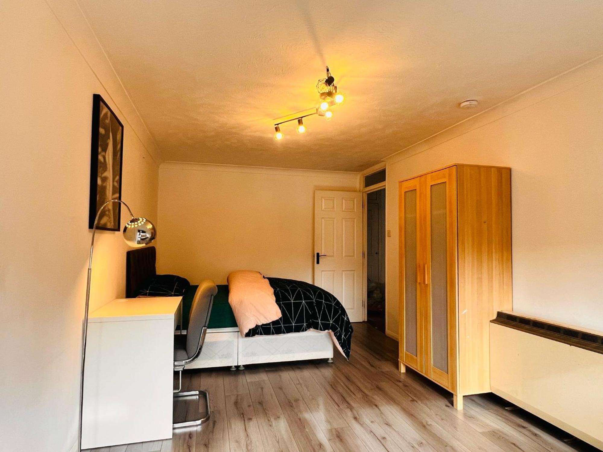 Charming 3-bedroom, Bow, Appartamento Londra