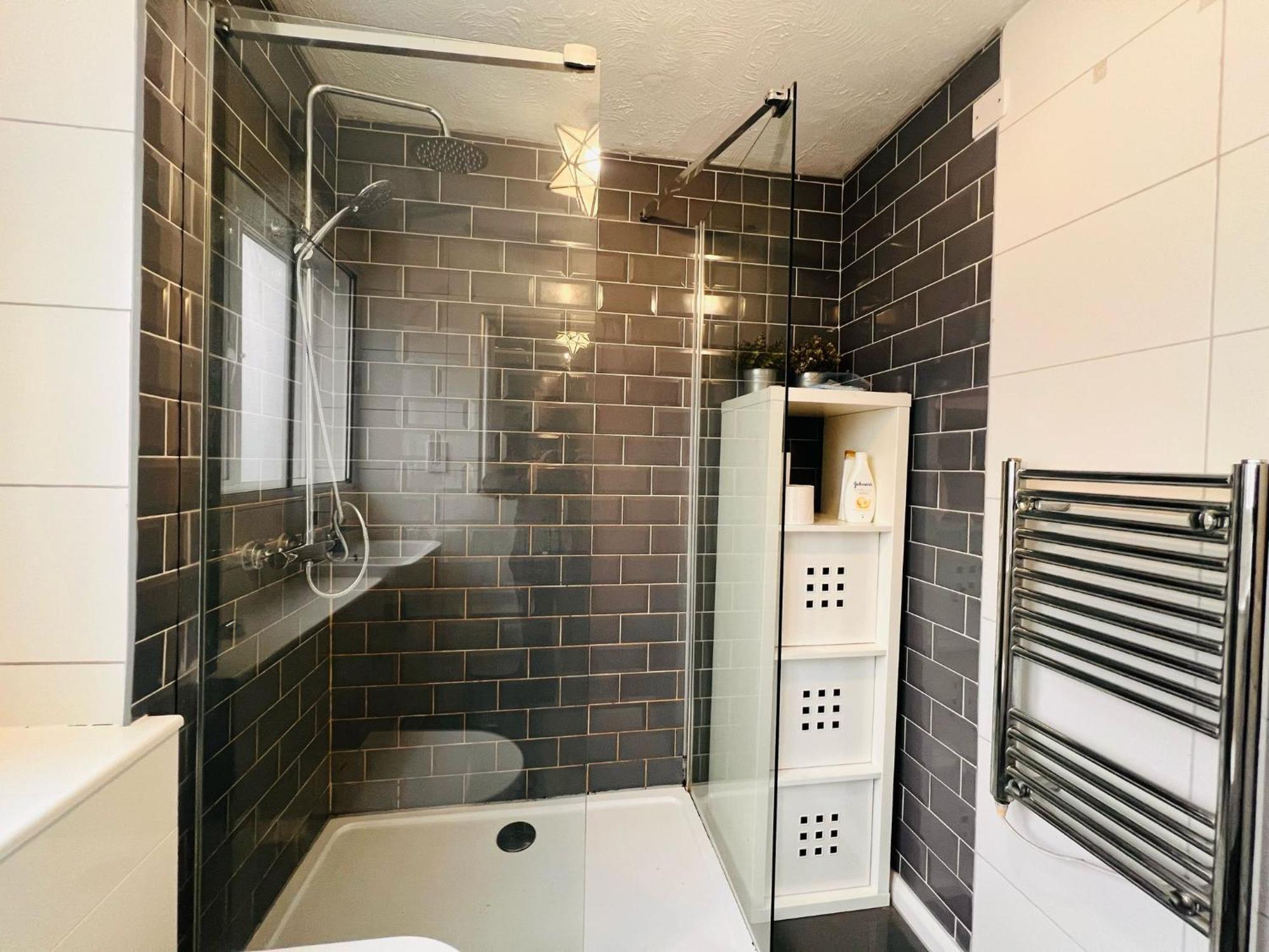 Charming 3-bedroom, Bow, Londra