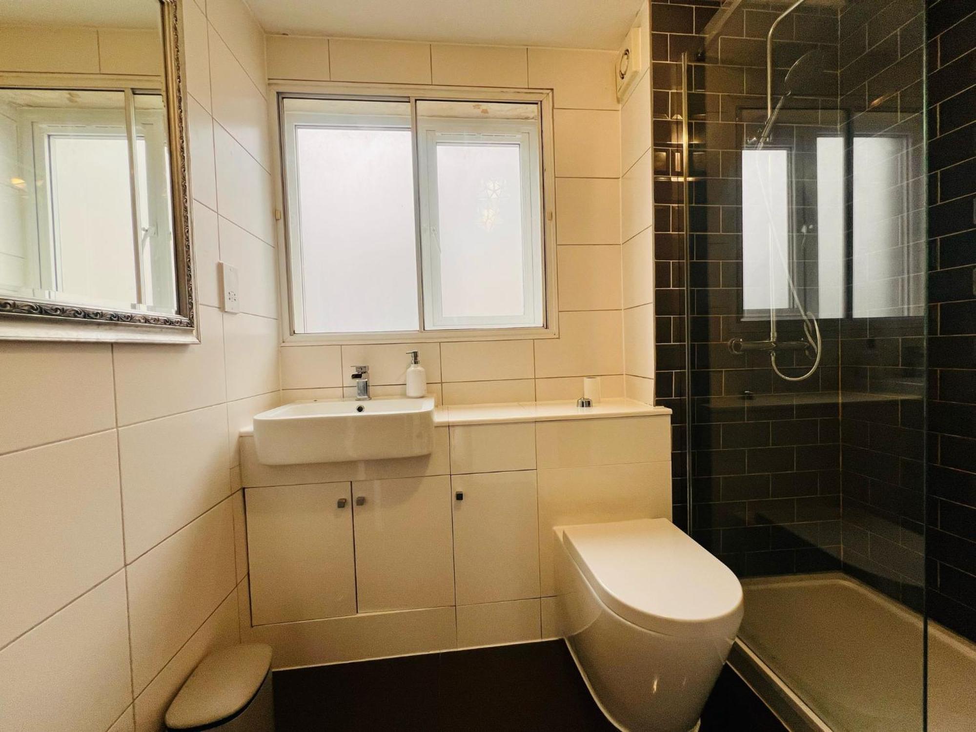 Charming 3-bedroom, Bow, * Londra