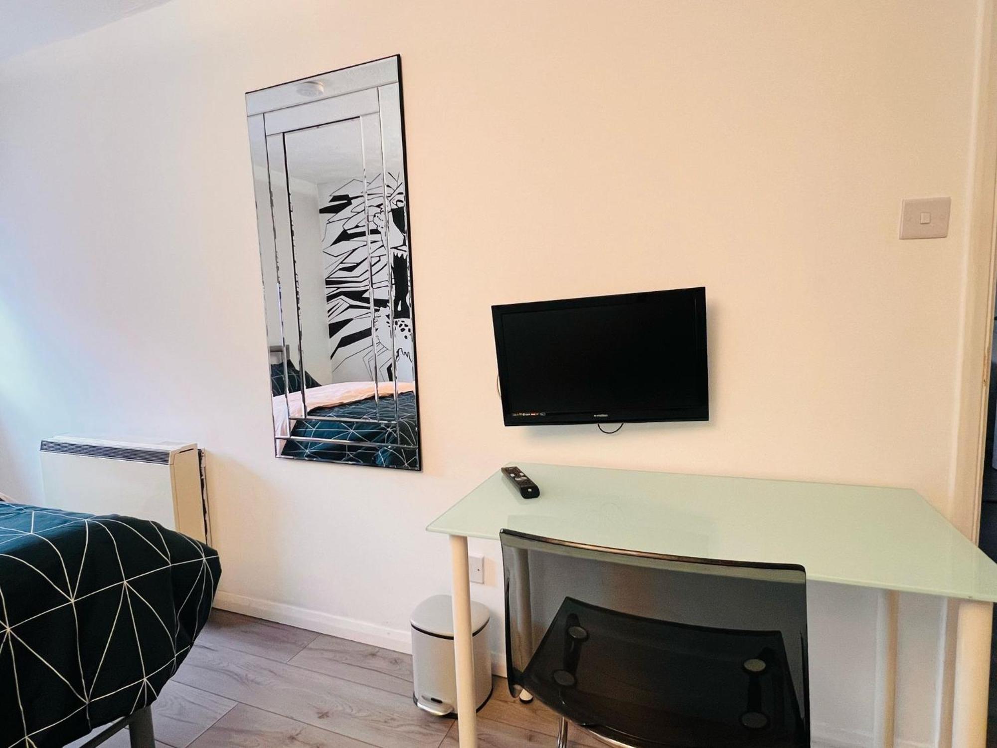 Charming 3-bedroom, Bow, *