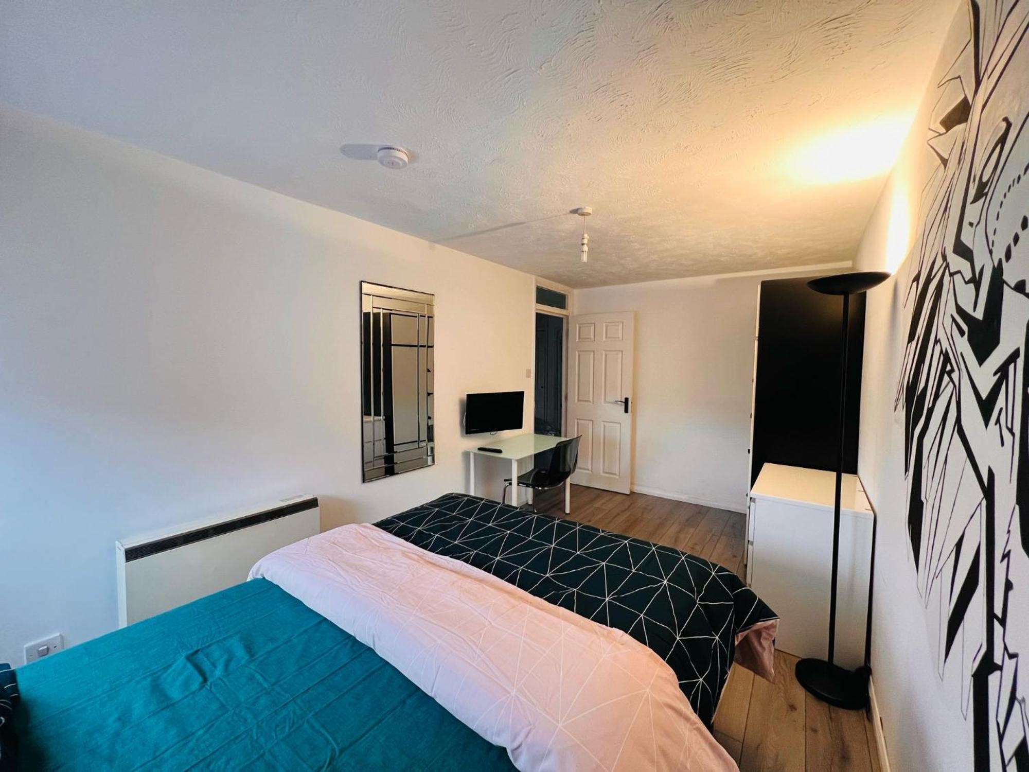 Charming 3-bedroom, Bow, Londra
