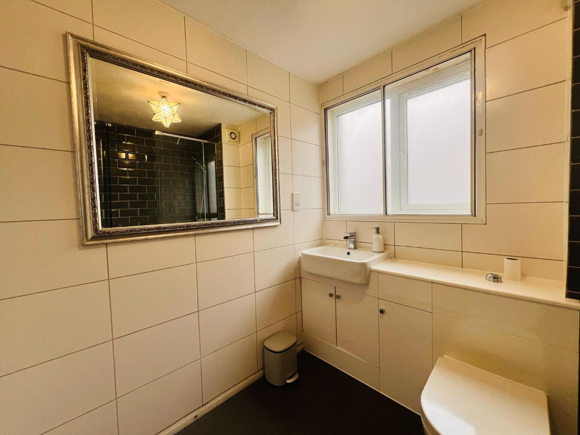 Charming 3-bedroom, Bow, * Londra